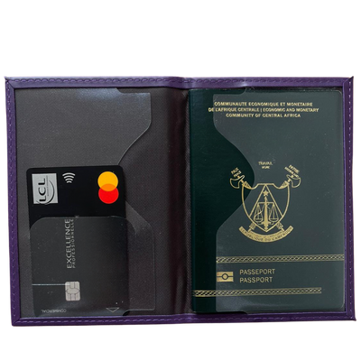 Protège Passeport Personnalisé violet gravé dans notre atelier